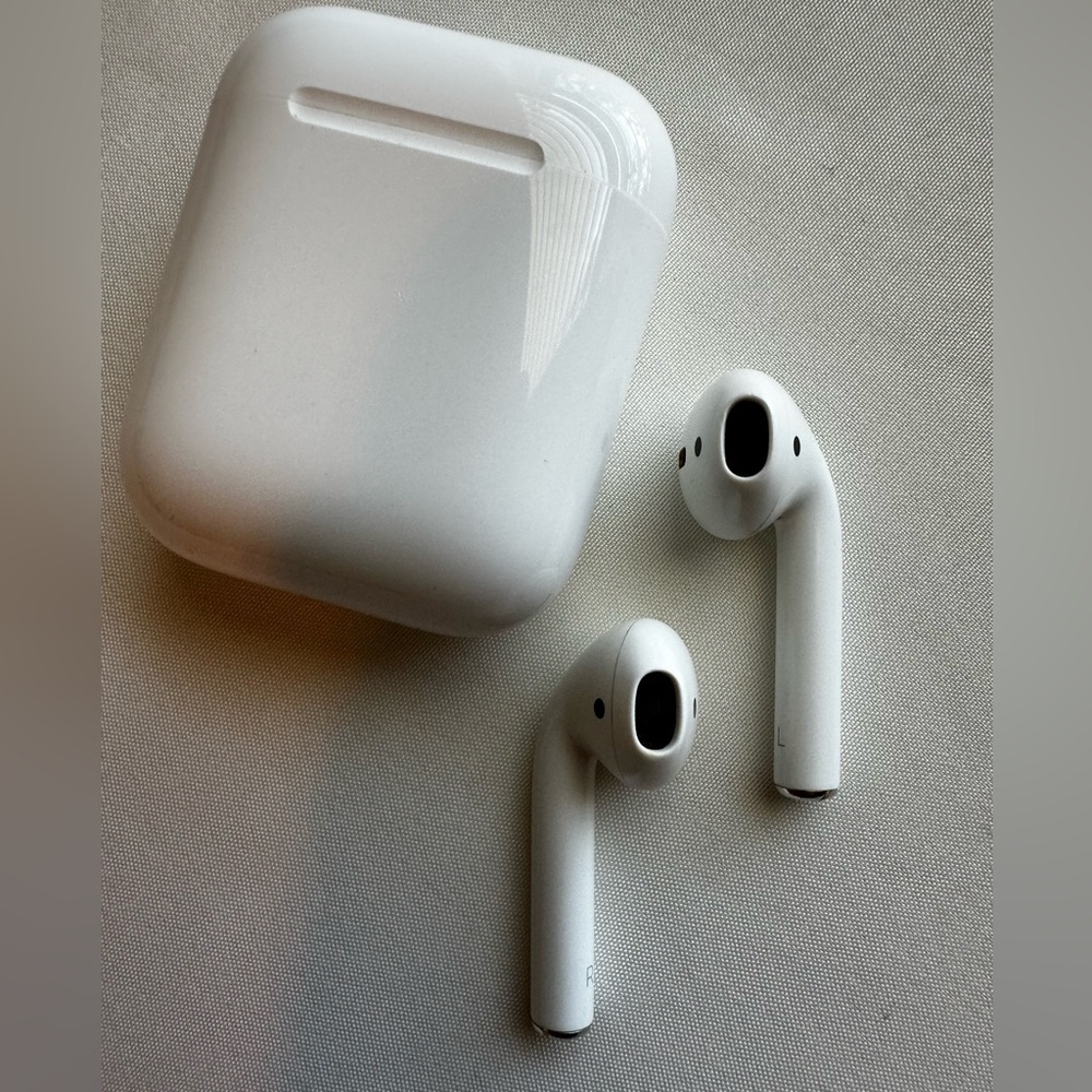 Apple White Wireless Earbuds with Case